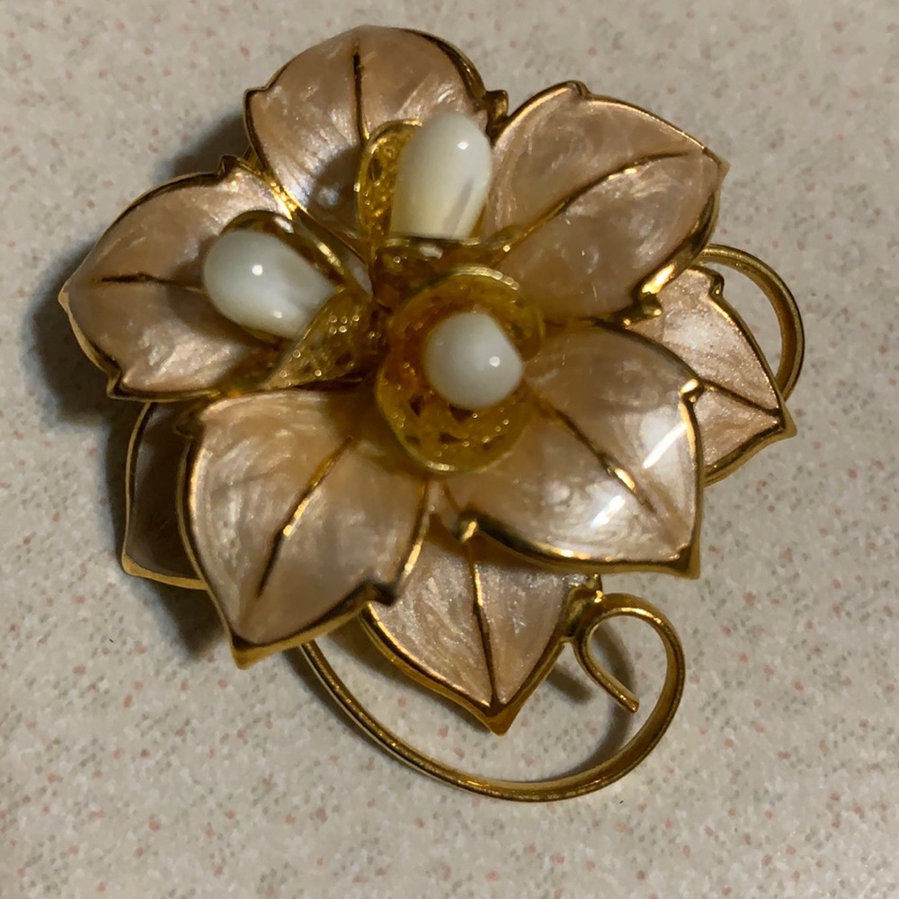 Gold tone faux pearl flower shaped broach (51)
